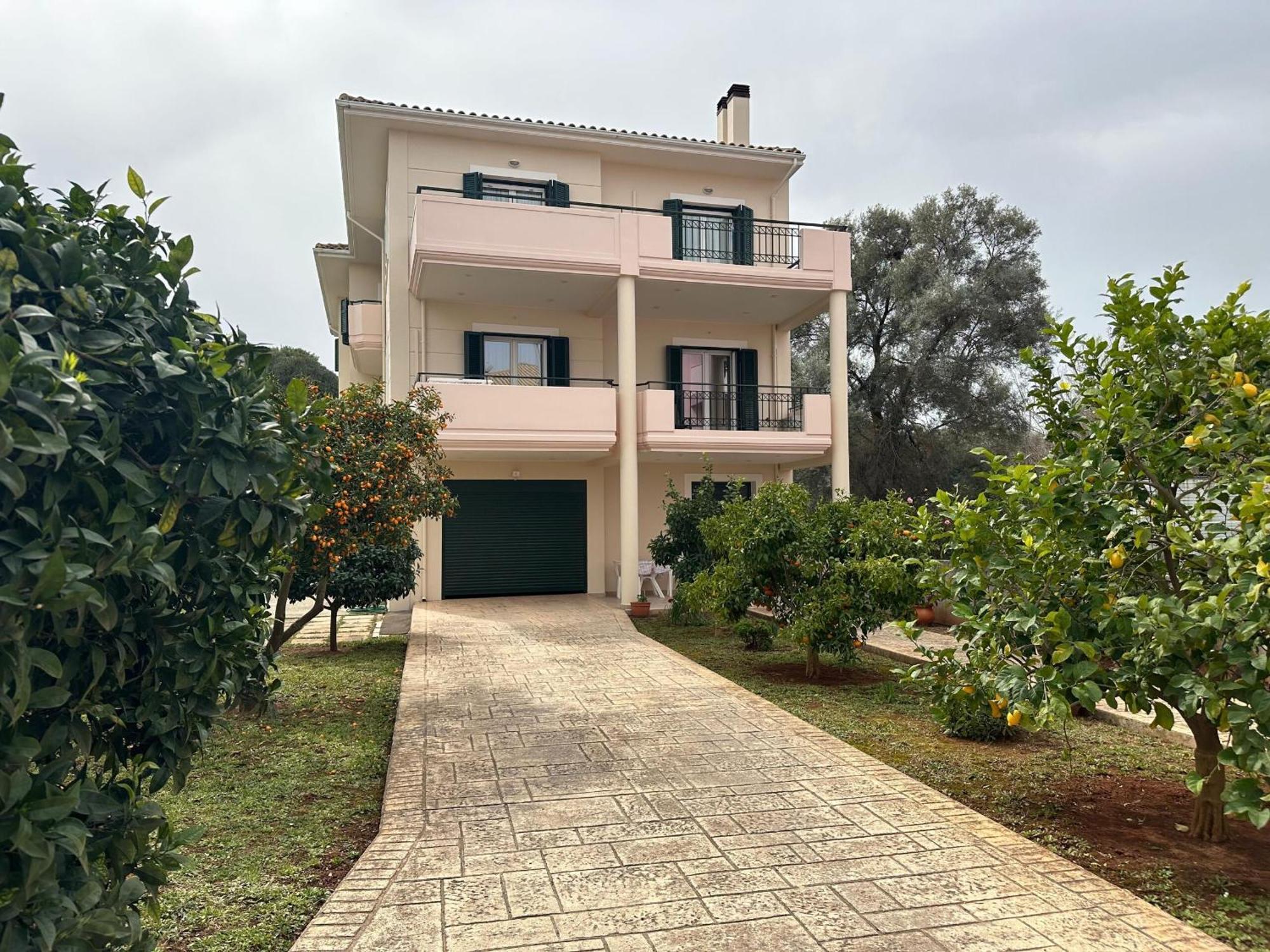 Michael - Private Parking Apartment